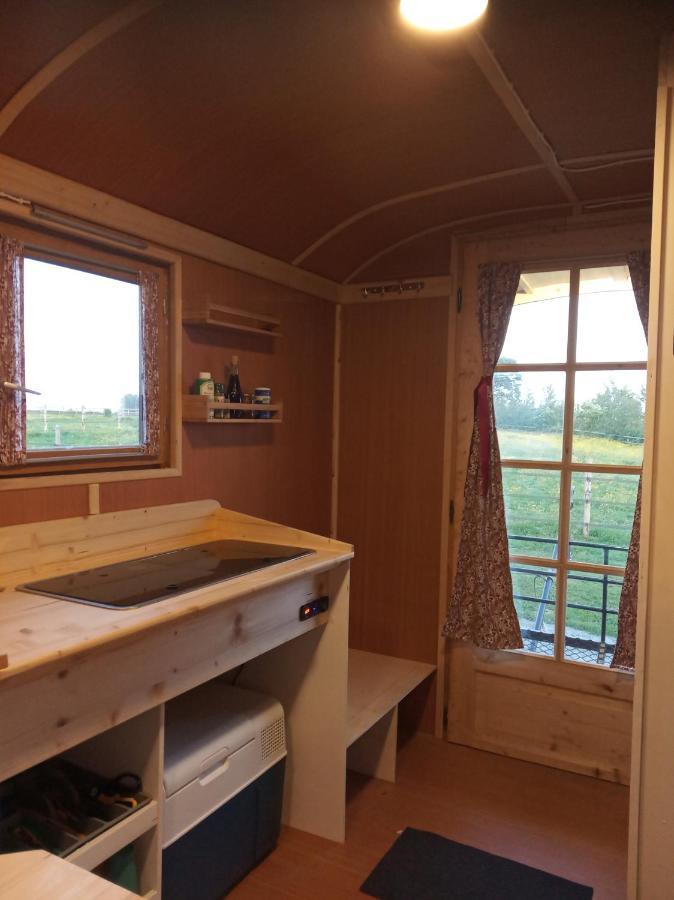 Veritable Roulotte Hippomobile "La Bailleul" Mentheville Екстериор снимка