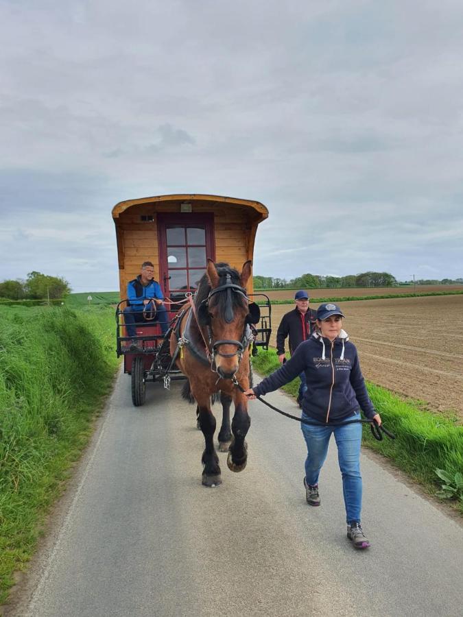 Veritable Roulotte Hippomobile "La Bailleul" Mentheville Екстериор снимка